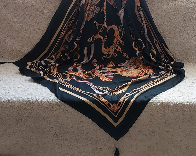 روسری نخی منگوله دار