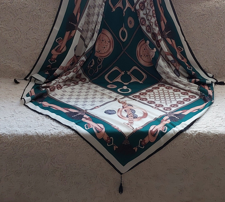 روسری نخی منگوله دار