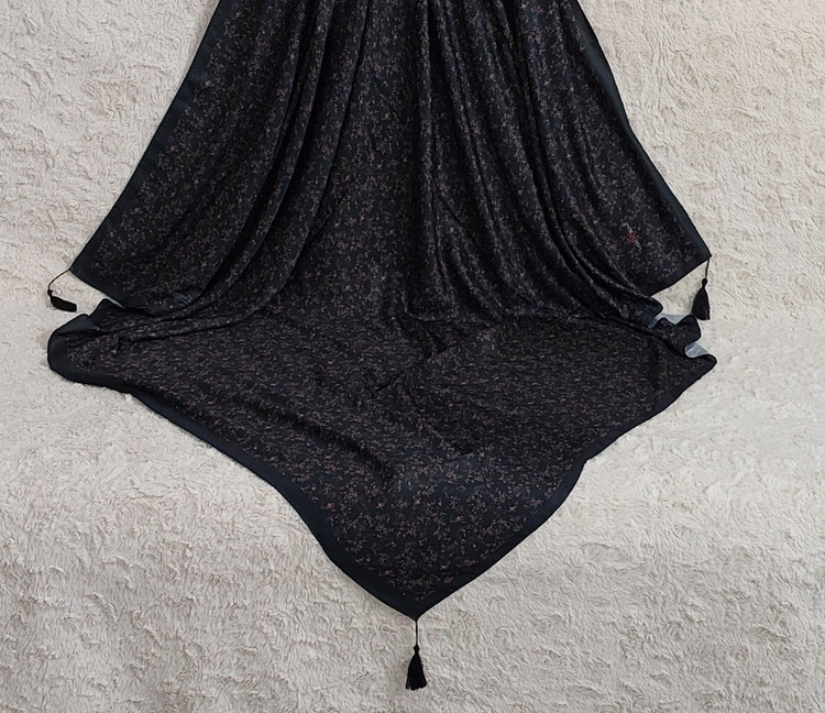 روسری نخی منگوله دار