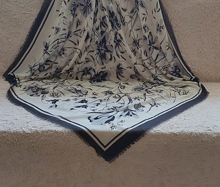 روسری نخ مودال زمینه روشن