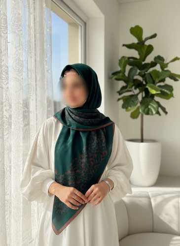 روسری زنانه کرپ نخ میس رز قواره ۱۴۰