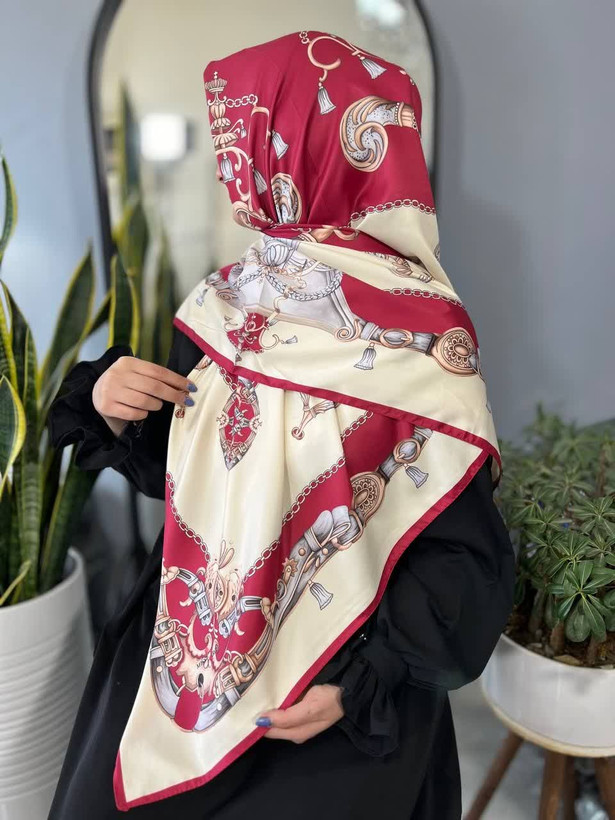 روسری زنانه ساتن ابریشم کجراه میس رز قواره ۱۴۰
