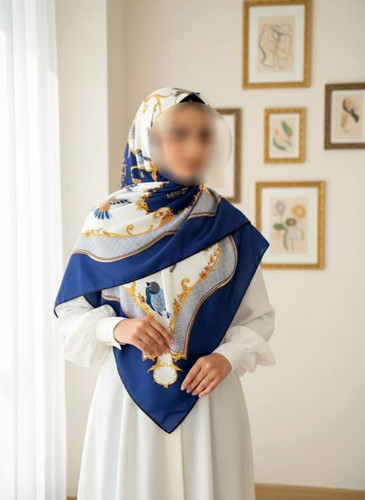 روسری زنانه ساتن ابریشم کجراه میس رز قواره ۱۴۰