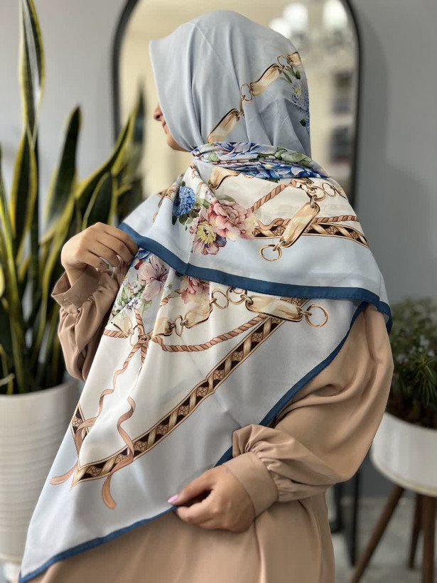 روسری زنانه کرپ نخ میس رز قواره ۱۴۰