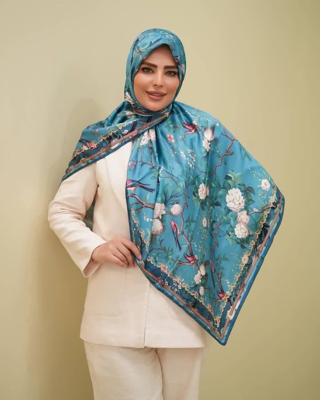 روسری زنانه کرپ نخ میس رز قواره ۱۴۰