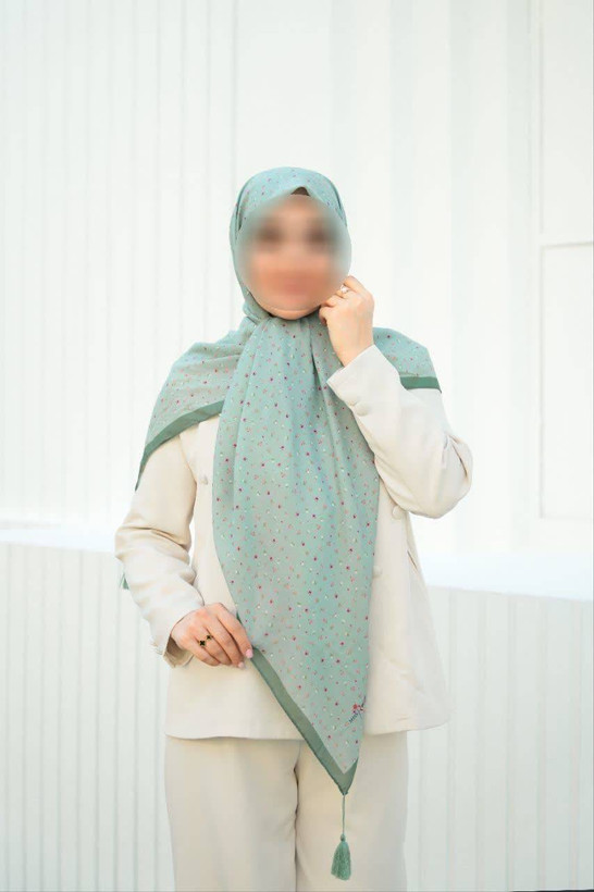 روسری زنانه کرپ نخ میس رز قواره ۱۴۰
