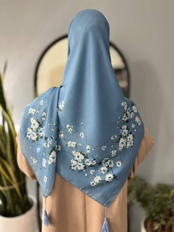 روسری زنانه کرپ نخ میس رز قواره ۱۴۰