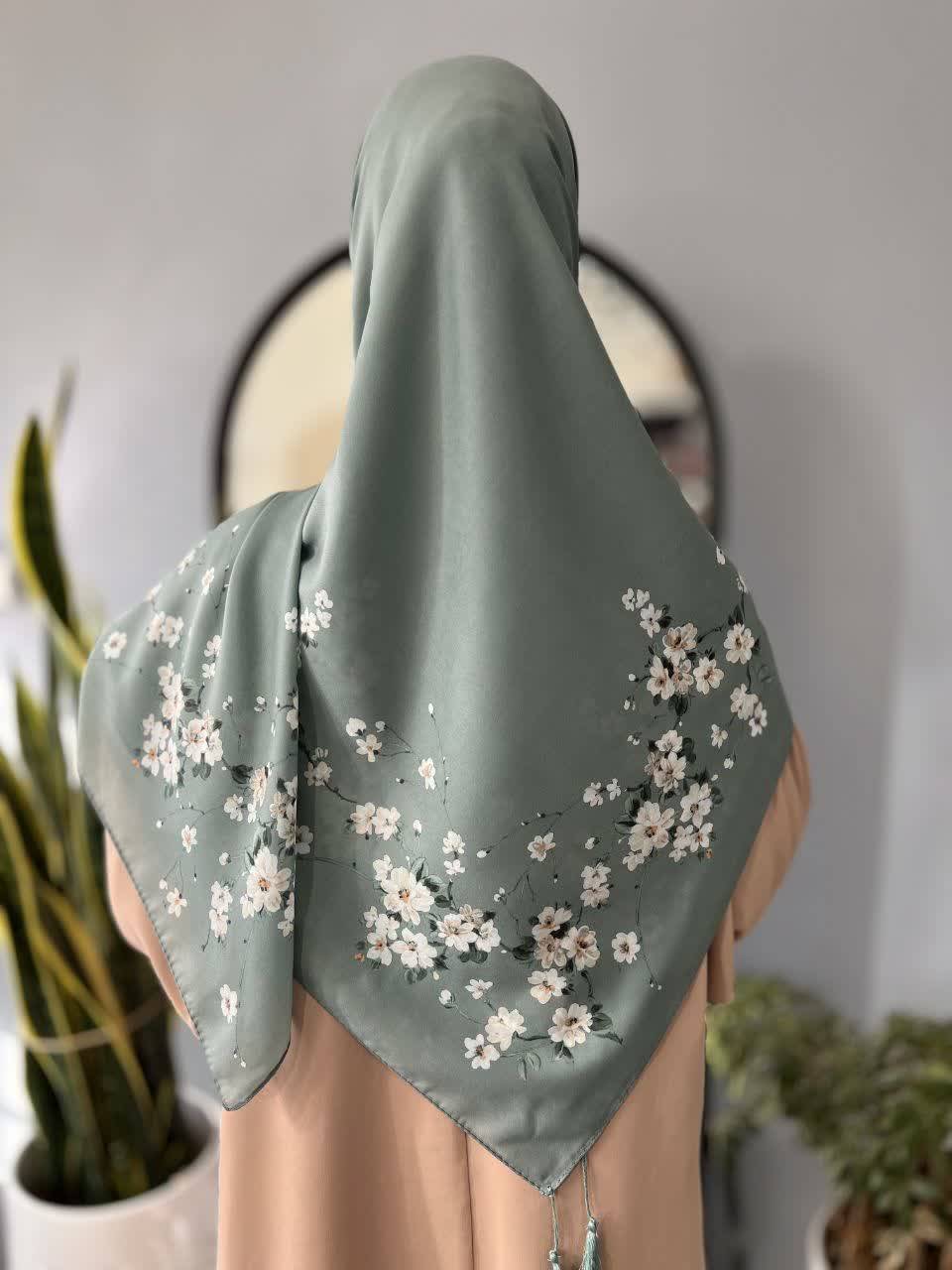 روسری زنانه کرپ نخ میس رز قواره ۱۴۰