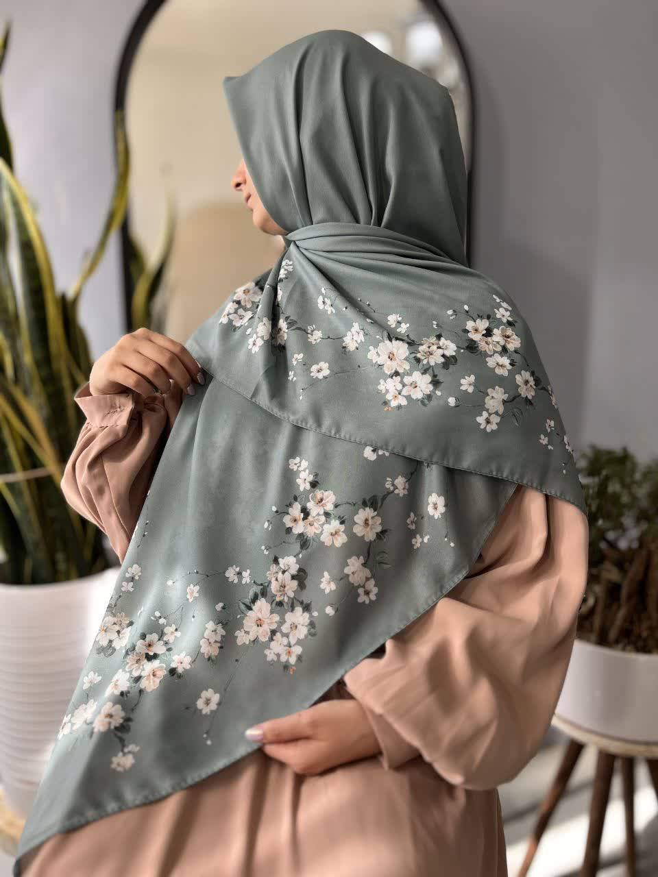 روسری زنانه کرپ نخ میس رز قواره ۱۴۰