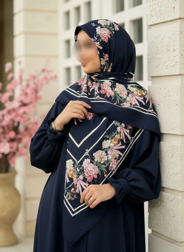 روسری زنانه کرپ نخ میس رز قواره ۱۴۰