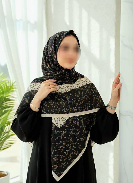 روسری زنانه کرپ نخ میس رز قواره ۱۴۰