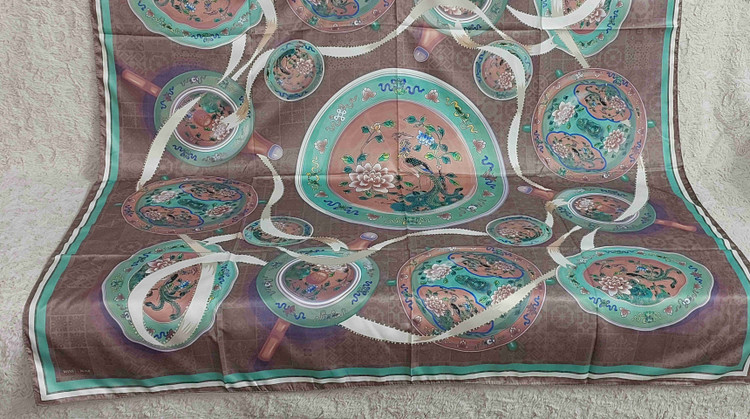 روسری زنانه ساتن میس رز قواره ۱۴۰