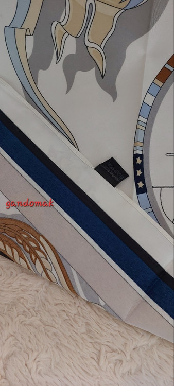 خرید آنلاین روسری ابریشم توییل زمینه روشن