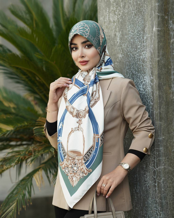 روسری زنانه زمینه روشن