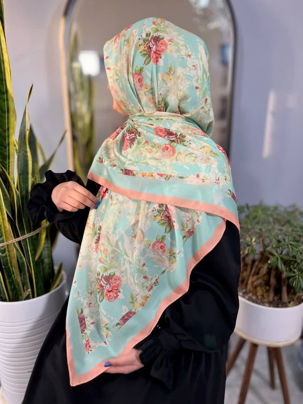 روسری زنانه کرپ نخ میس رز قواره ۱۴۰