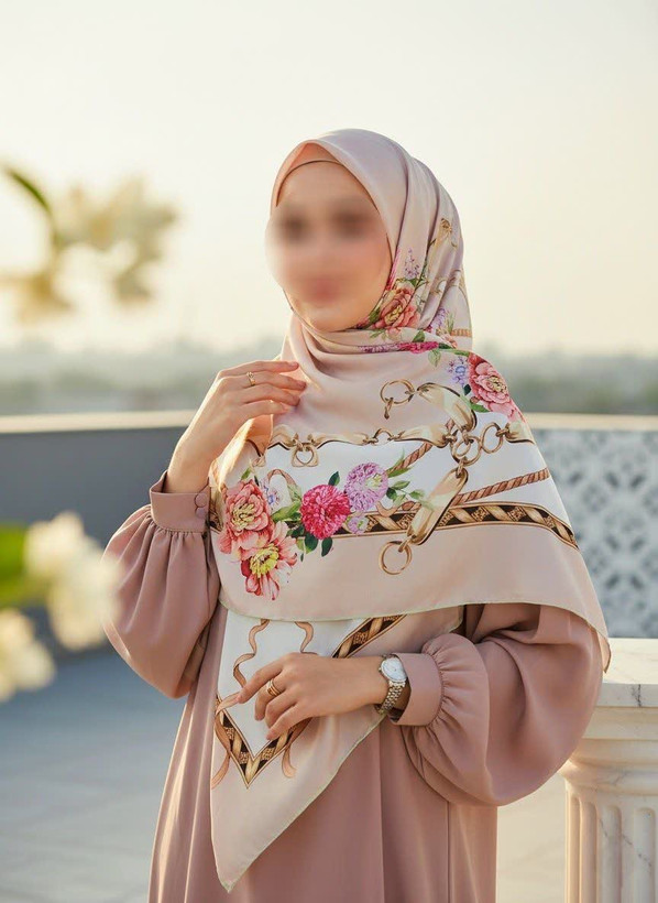 روسری زنانه کرپ نخ میس رز قواره ۱۴۰