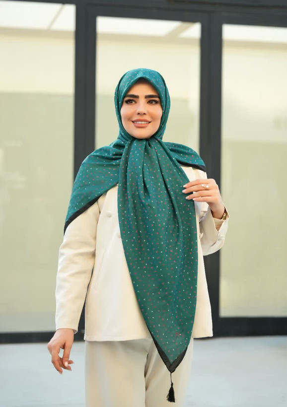 روسری زنانه کرپ نخ میس رز قواره ۱۴۰