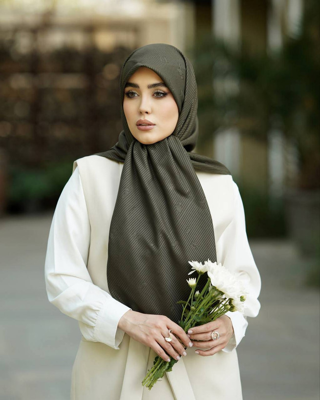 روسری زنانه نخ ژاکارد دیور چهارفصل قواره ۱۳۰