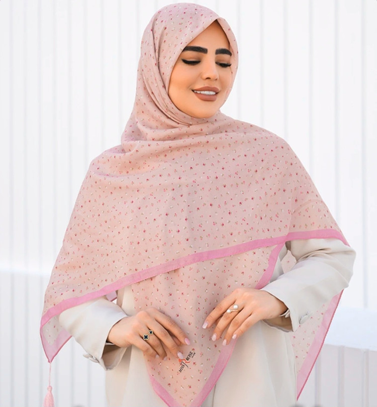 روسری زنانه کرپ نخ میس رز قواره ۱۴۰