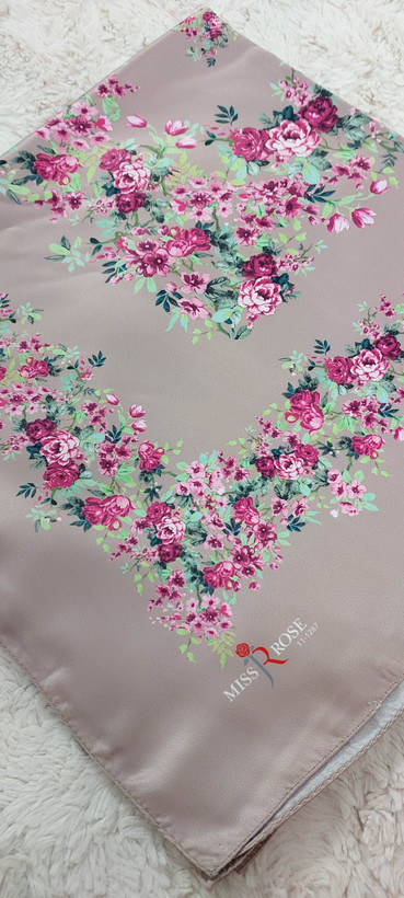 روسری زنانه ابریشم توییل میس رز قواره ۱۳۵(مجموعه اقتصادی)