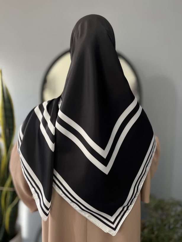 روسری زنانه ابریشم توییل میس رز قواره ۱۳۵