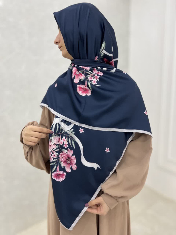 روسری زنانه ابریشم توییل میس رز قواره ۱۳۵(مجموعه اقتصادی)