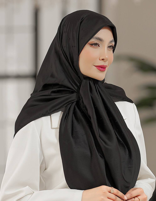 روسری زنانه ساتن ابریشم نگین دار قواره ۱۲۰