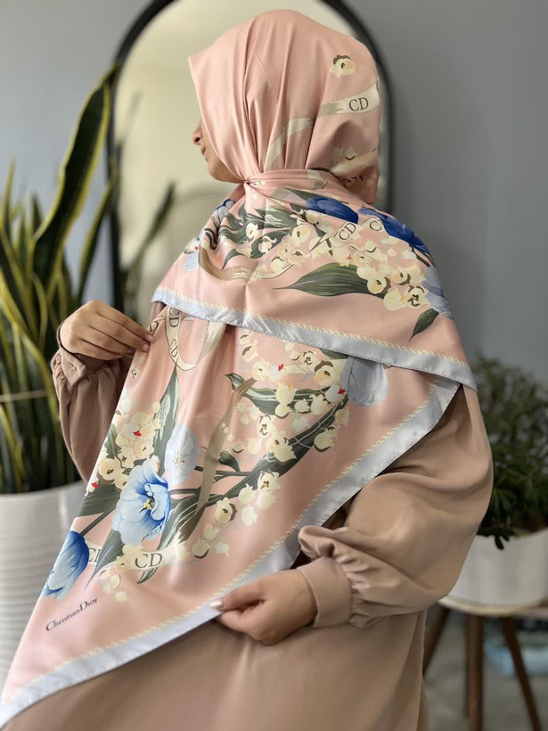 روسری زنانه ابریشم توییل میس رز قواره ۱۳۵(مجموعه اقتصادی)