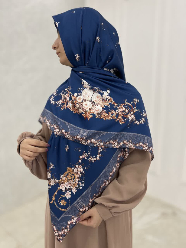 روسری زنانه ابریشم توییل میس رز قواره ۱۳۵(مجموعه اقتصادی)