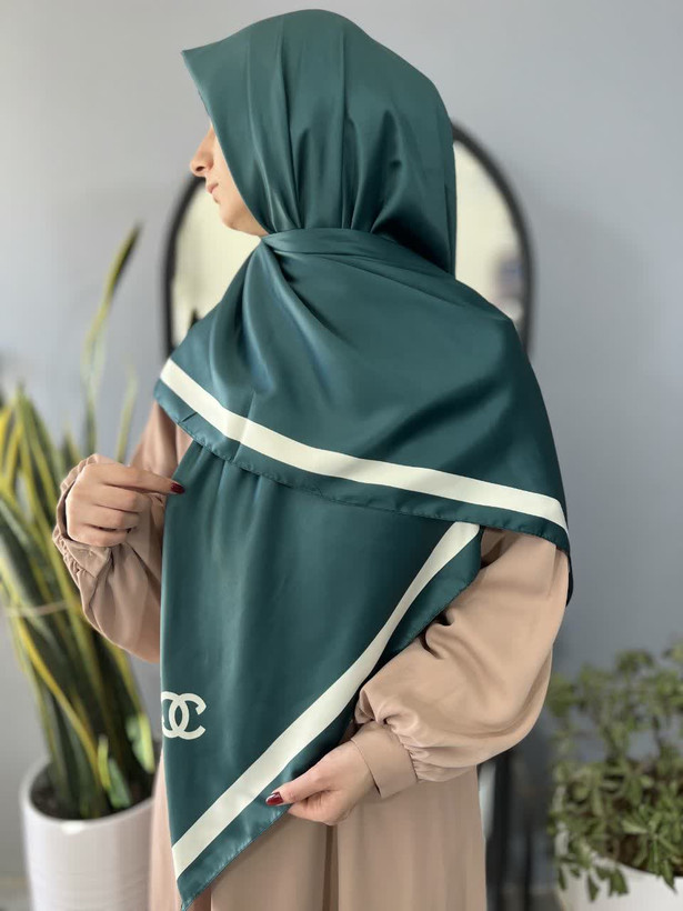 روسری زنانه ساتن ابریشم میس رز قواره ۱۳۵