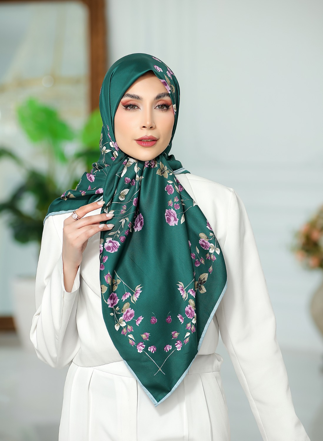 روسری ابریشم توییل کجراه زنانه طرح باربری قواره ۱۲۰