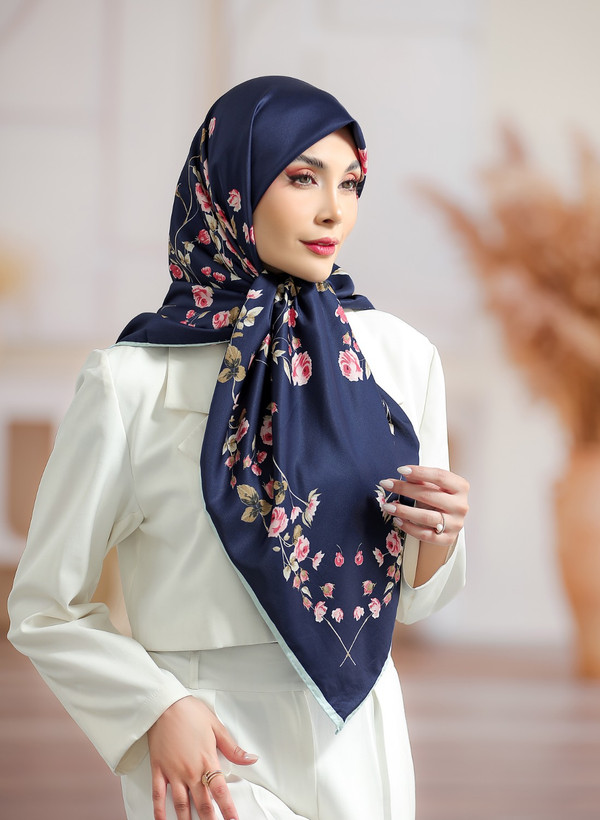 روسری ابریشم توییل کجراه زنانه طرح باربری قواره ۱۲۰