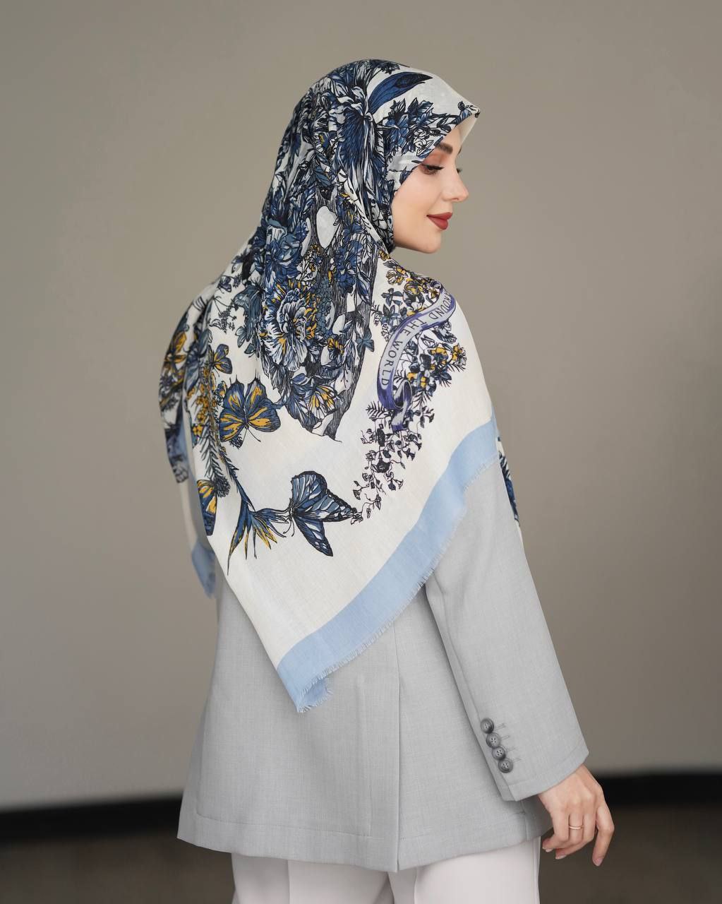 روسری نخ یونیک وارداتی زمینه روشن