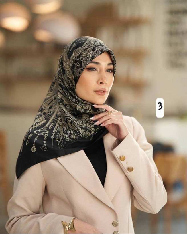 روسری ابریشم توییل مشکی کرم