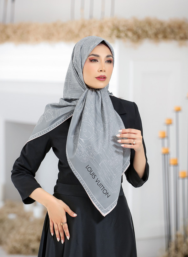 روسری ابریشم توییل کجراه زنانه طرح لویی ویتون قواره ۱۲۰