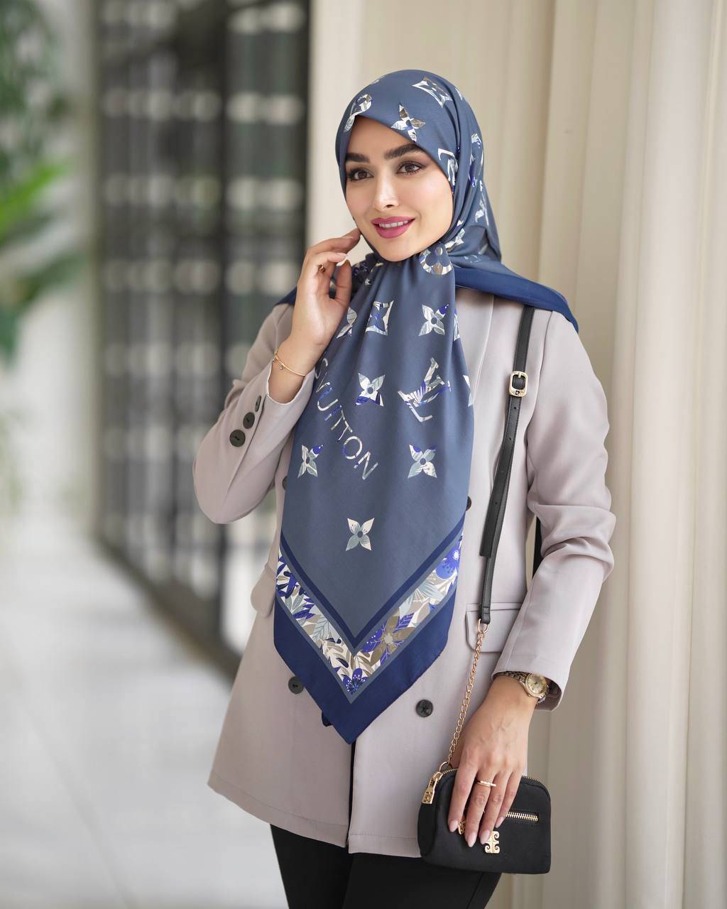 روسری ابریشم توییل قواره ۱۳۵ آبی جین